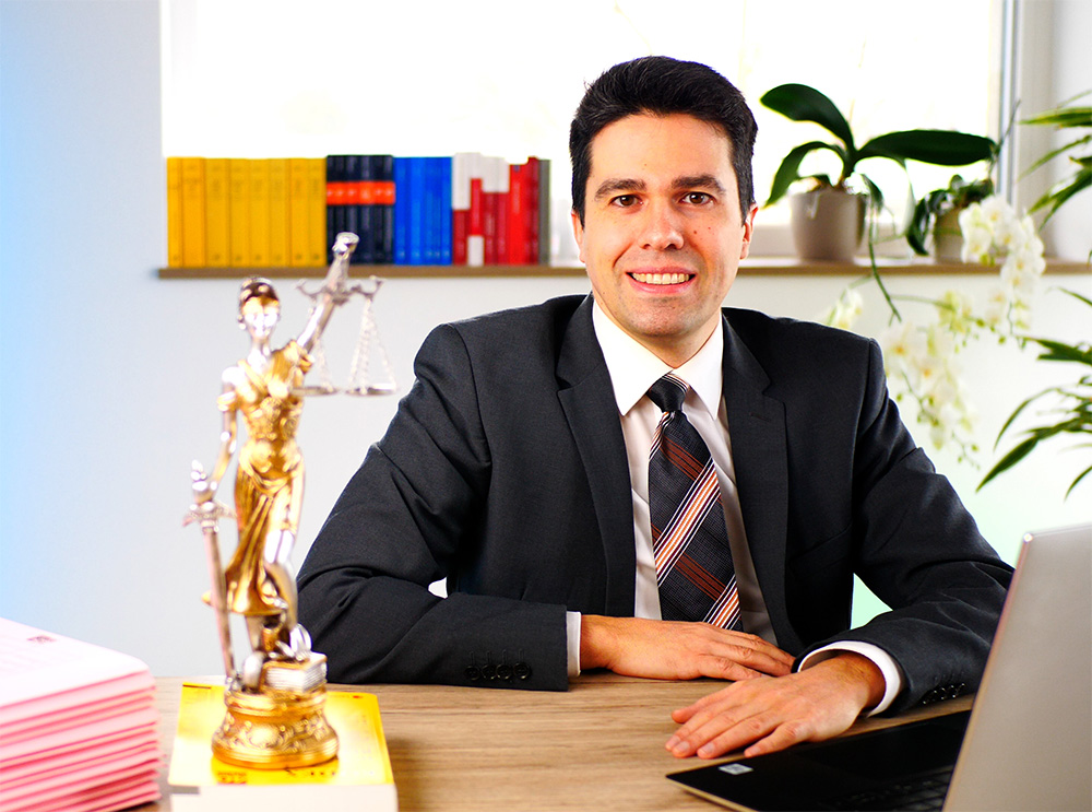 Peter Wieland am Schreibtisch